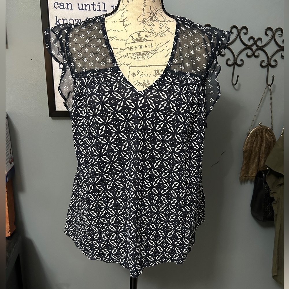 LUCKY BRAND- EUC- Navy Blue Floral Sheer Sleeve Top- Size Medium